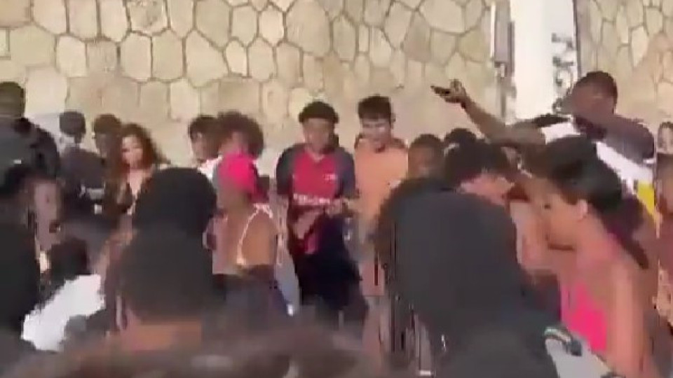 Dezenas de jovens envolvem-se em confrontos na praia de Carcavelos