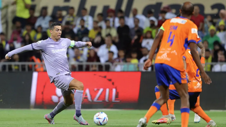 Cristiano Ronaldo visivelmente irritado após empate do Al Nassr