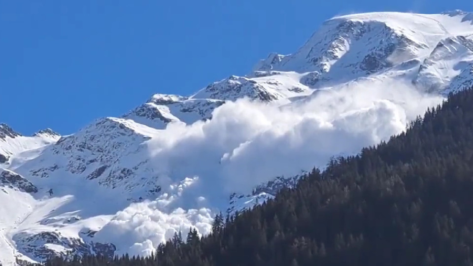 As imagens da avalanche que vitimou cinco pessoas nos Alpes franceses