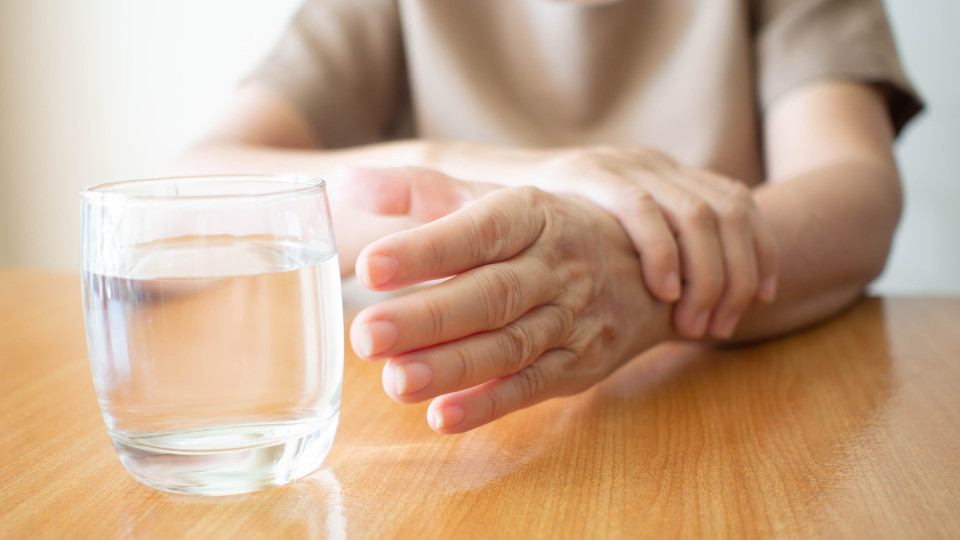 Medicamento para Parkinson em rutura. Infarmed autoriza lotes em polaco