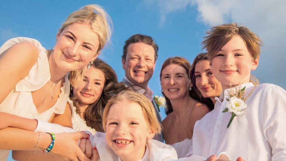 Jamie Oliver renova votos de casamento nas Maldivas 
