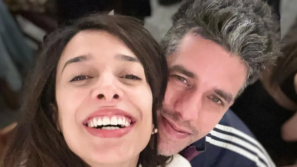 Noua Wong com a filha ao colo em casa a ver concerto dos D'ZRT