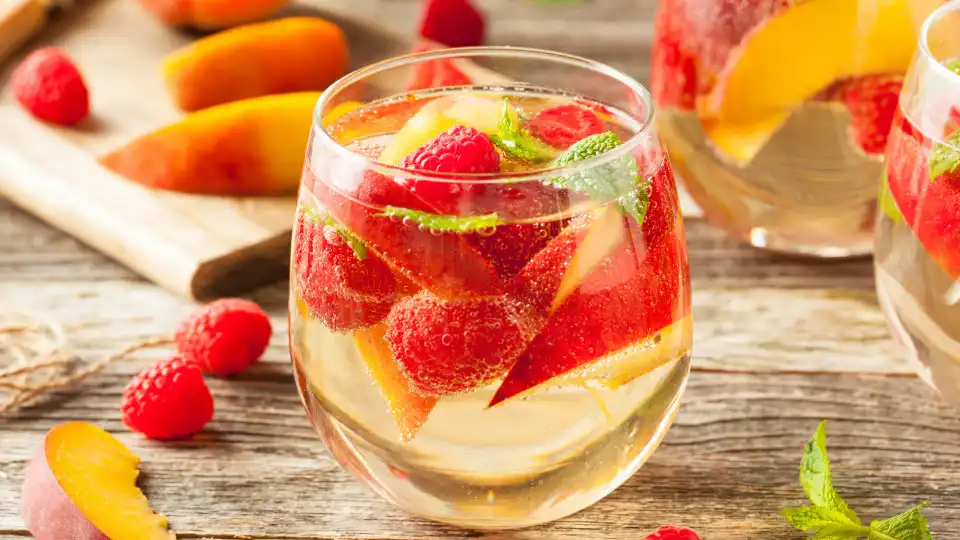 Vai um copo desta sangria de sidra? Veja a receita