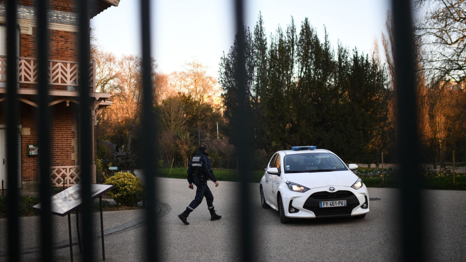 Mais uma agressão junto a escola em França. Rapaz de 15 anos morreu