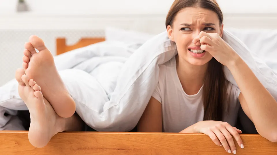Pés com cheiro insuportável a chulé? Este truque muito fácil resolve
