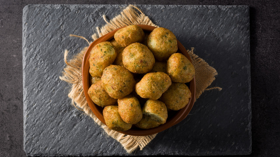 Aprenda a fazer bolinhas de bacalhau para desenrascar qualquer ocasião