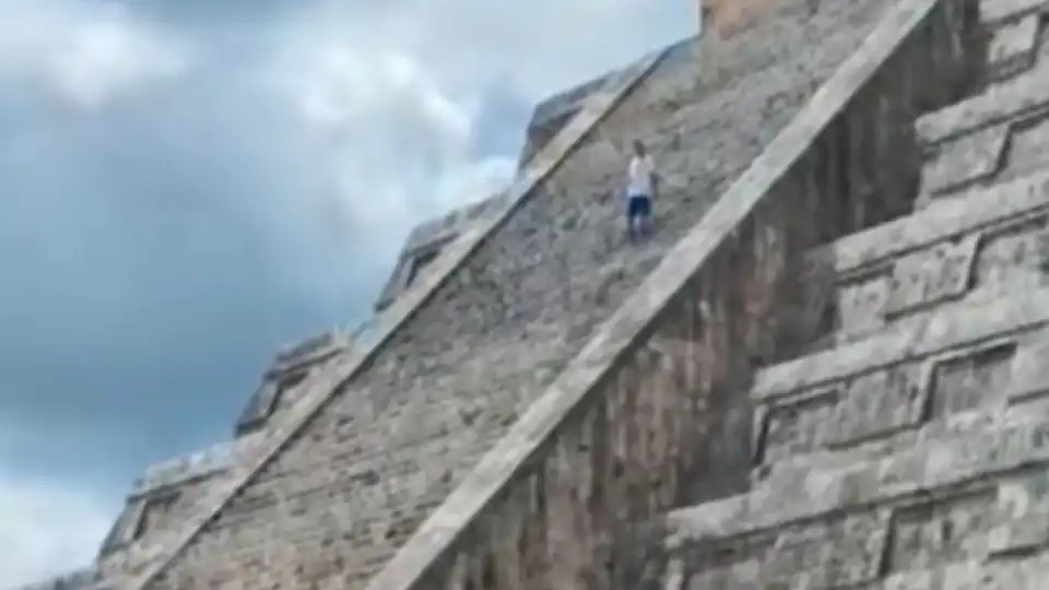 Outra vez? Vídeo mostra jovem a subir ao monumento Chichen Itzá no México