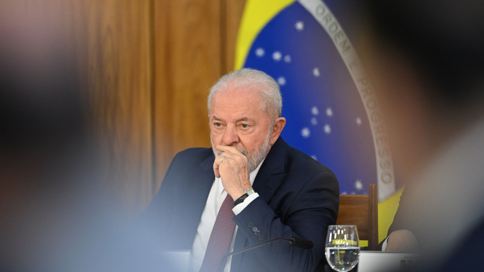 25 de Abril. Lula esteve em comemoração no Brasil (e Montenegro agradece)