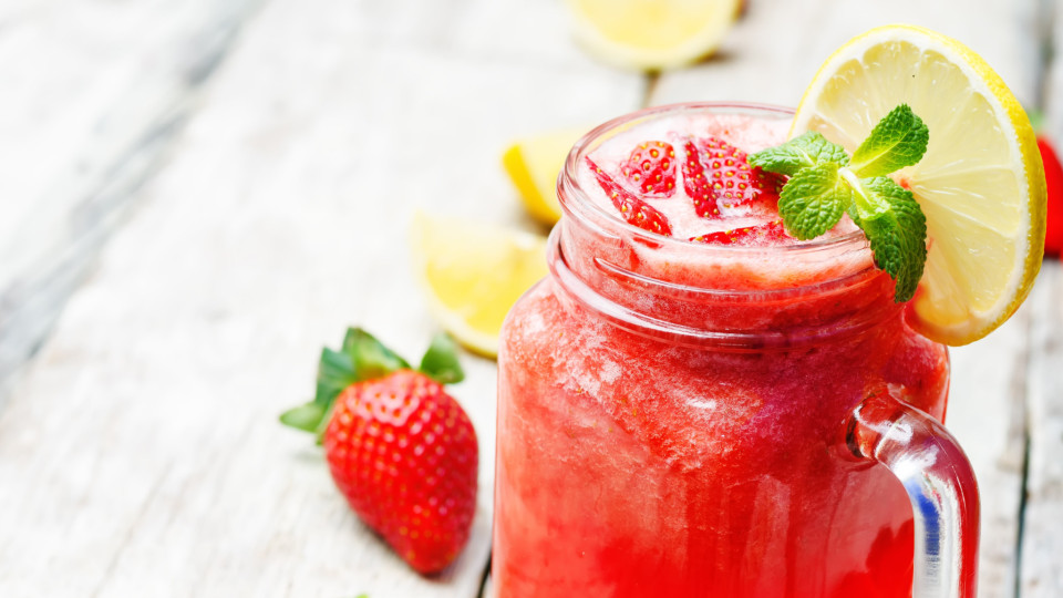Como fazer uma limonada simples (e refrescante) de morango