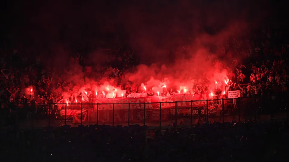 Oficial: UEFA multa Benfica após episódio das tochas em Milão 