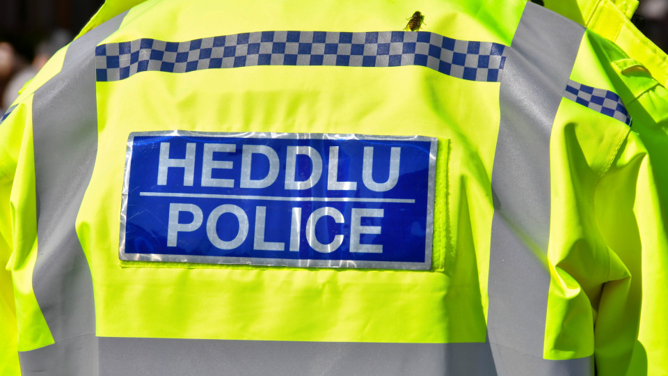 Polícia fecha escolas no País de Gales após esfaqueamento