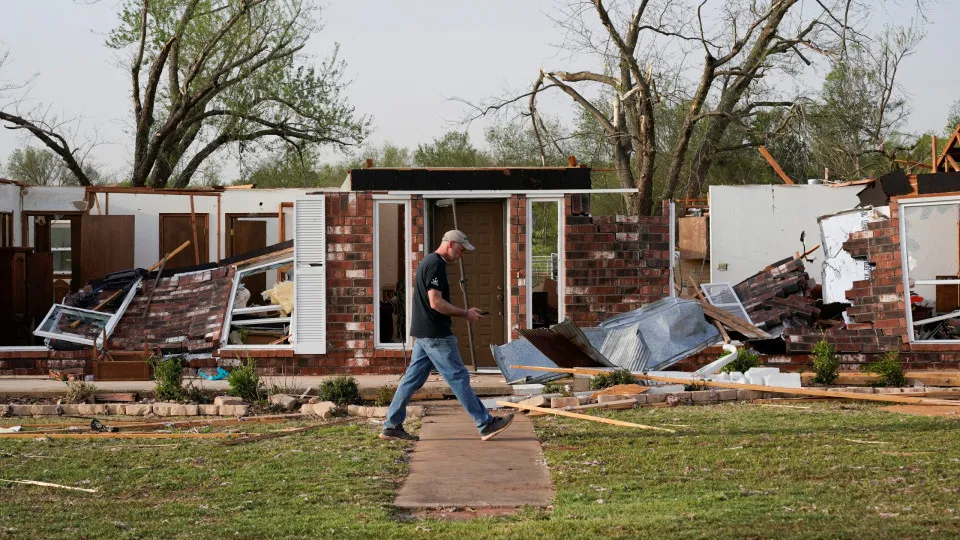 Oklahoma varrido por oito tornados. Pelo menos três pessoas morreram