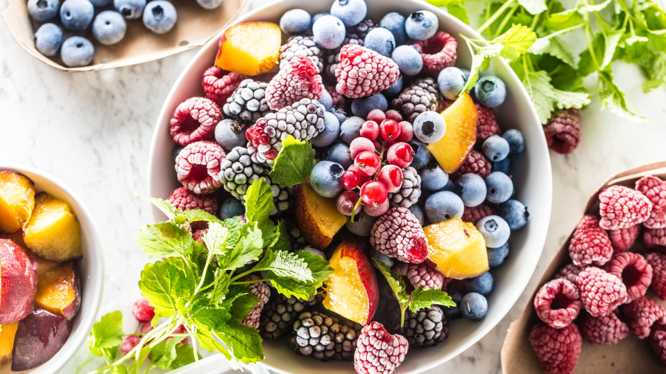 Fresca ou congelada? Qual é a forma mais saudável de comer fruta?