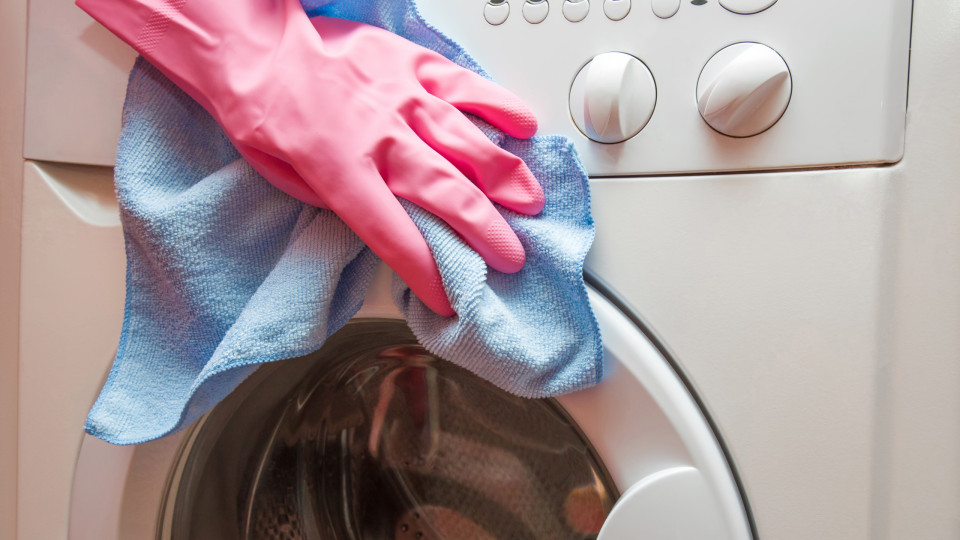Cinco sinais que indicam que a máquina de lavar a roupa está imunda