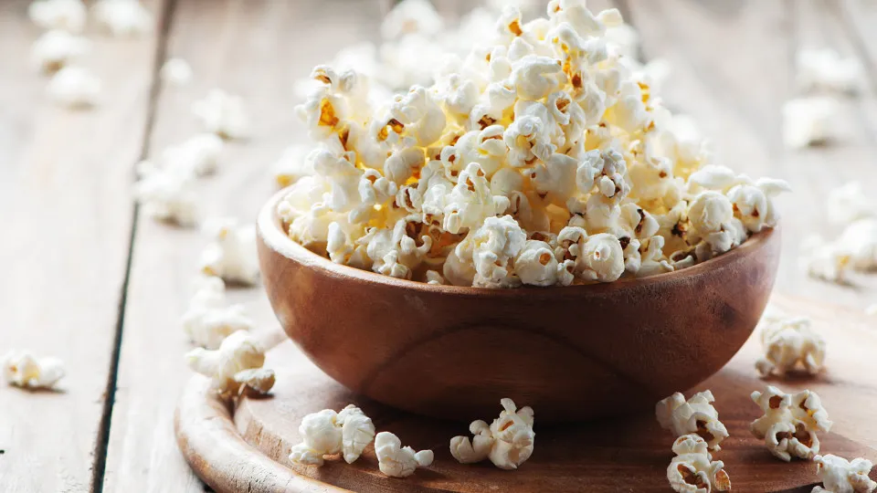 Pipocas são mesmo um snack saudável? Tudo o que deve ter em conta