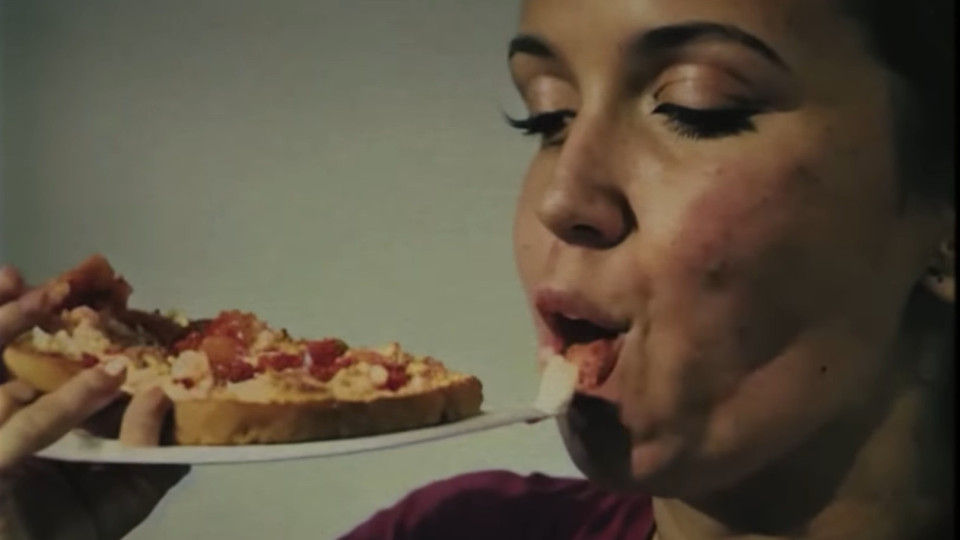 Inteligência Artificial cria anúncio para pizza e horroriza a Internet