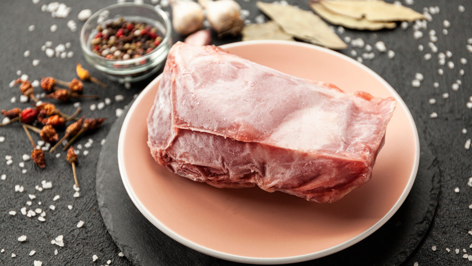 O truque engenhoso que faz com que a carne descongele em cinco minutos
