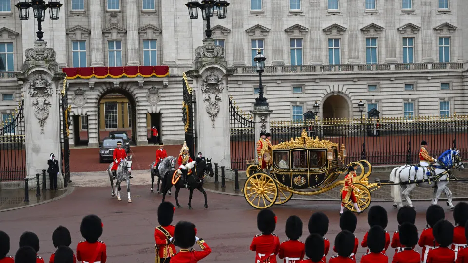 As imagens do cortejo que leva Carlos III até à sua coroação 