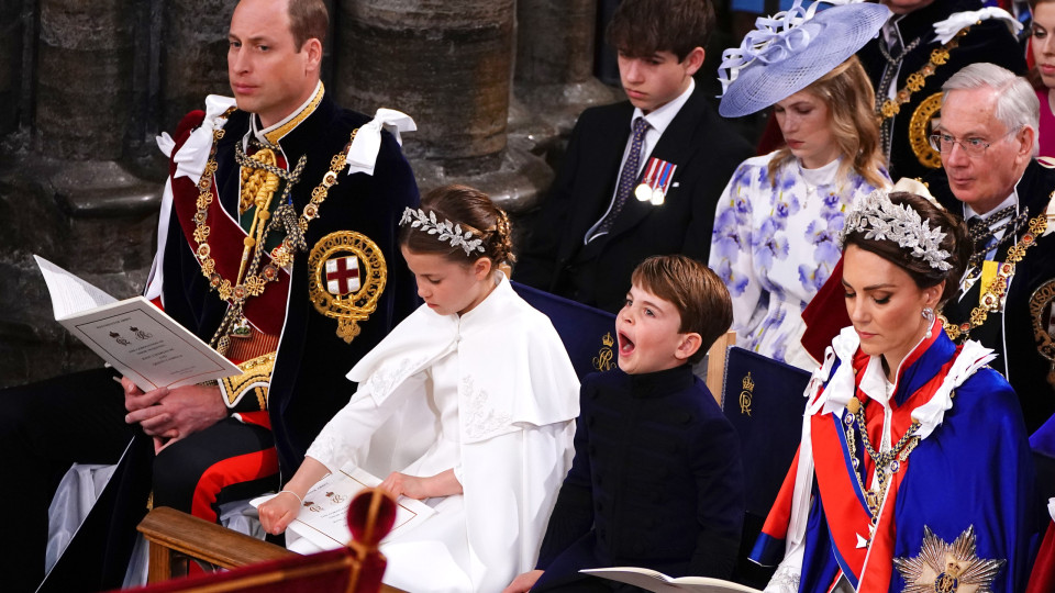 O pequeno príncipe Louis voltou a fazer das suas na coroação