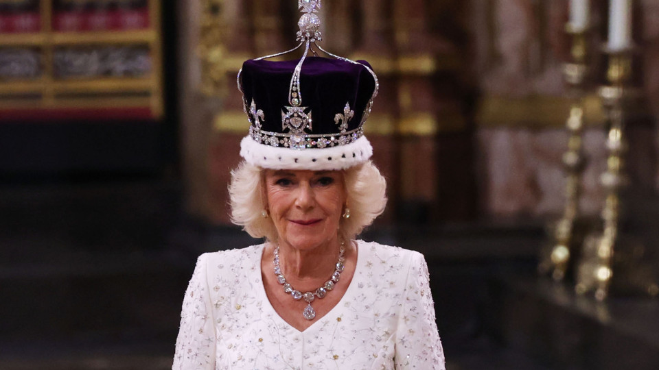 Os pormenores do visual da rainha Camilla (com uma ligação a Diana)