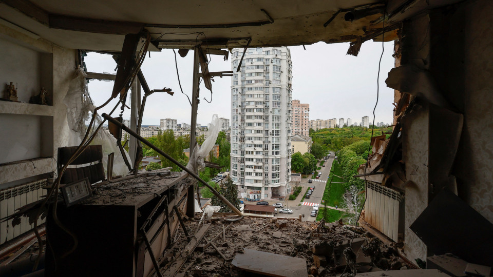 Ataque russo em Kyiv provoca pelo menos 10 feridos