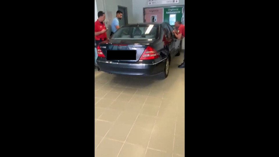 Homem entra com carro nas urgências do Hospital de Cascais em protesto