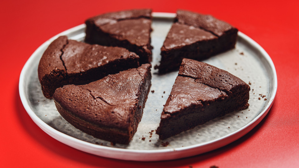 Chocolate e mirtilos. A combinação que não falha e pode provar neste bolo