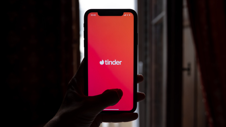 Tinder e outras 'apps' de encontros acusadas de promover uso compulsivo