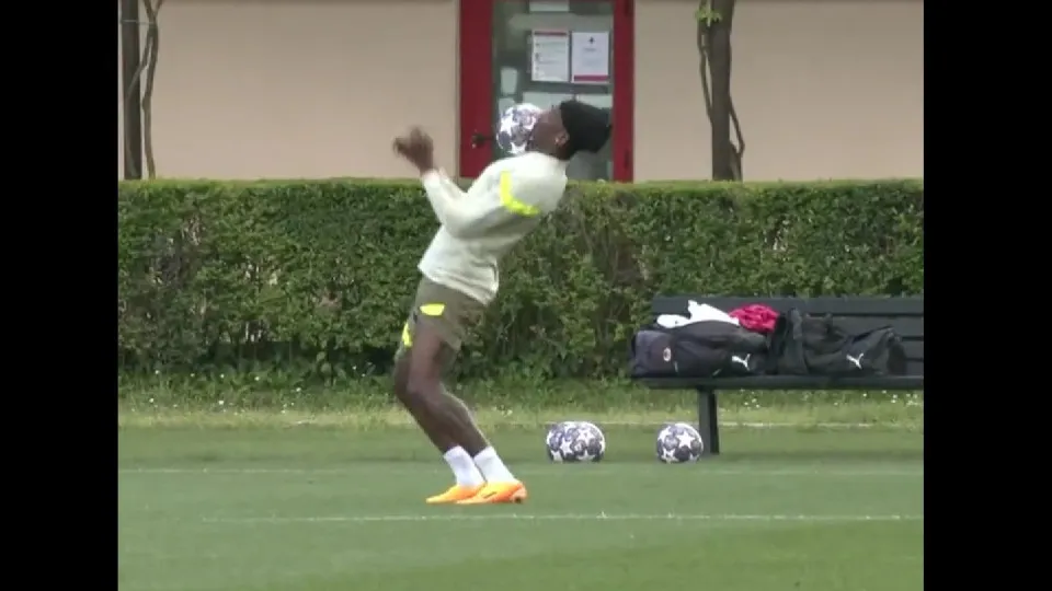 "He's back". Rafael Leão 'espalhou' alegria no treino com a bola nos pés