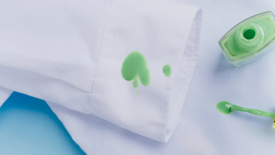 Sujou a roupa com verniz? Não entre em pânico e faça isto