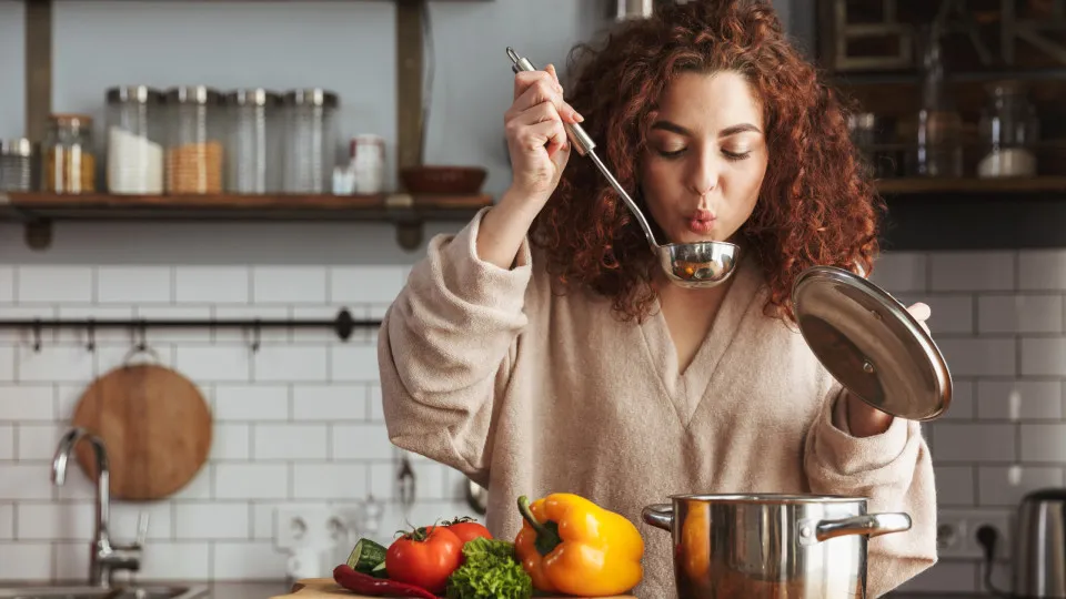 Comer só sopa ao jantar faz emagrecer? A resposta!