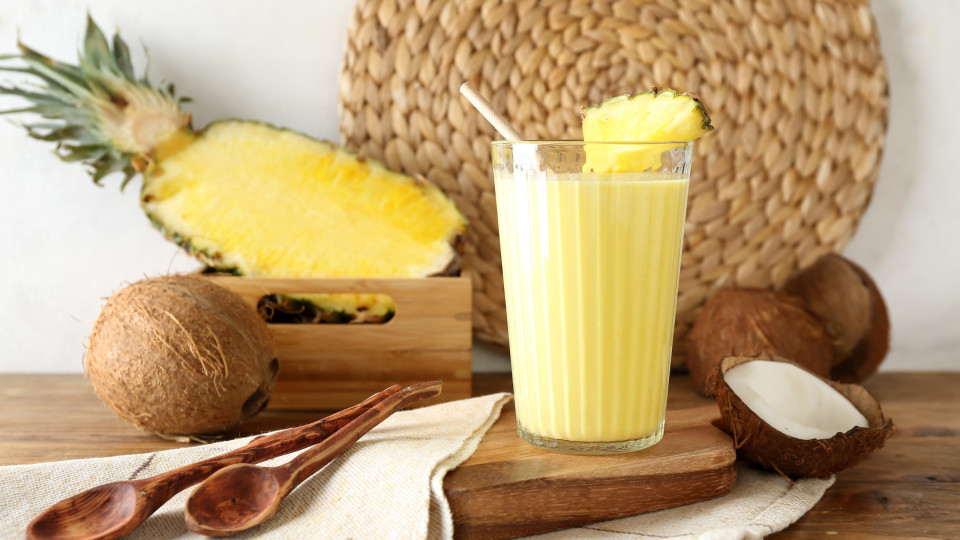 O batido de abacaxi e coco que ajuda a emagrecer e acelera o metabolismo