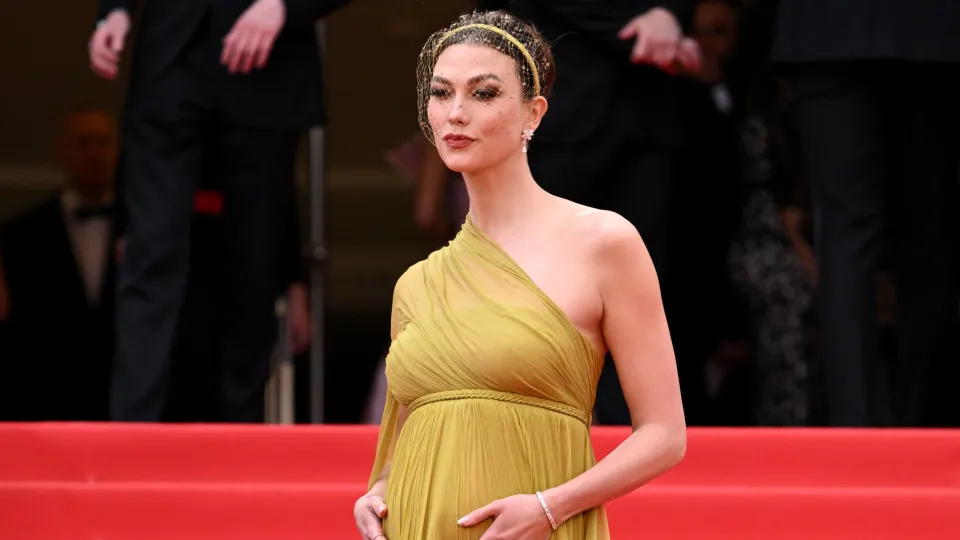 Karlie Kloss destaca barriga de grávida na 'red carpet' de Cannes