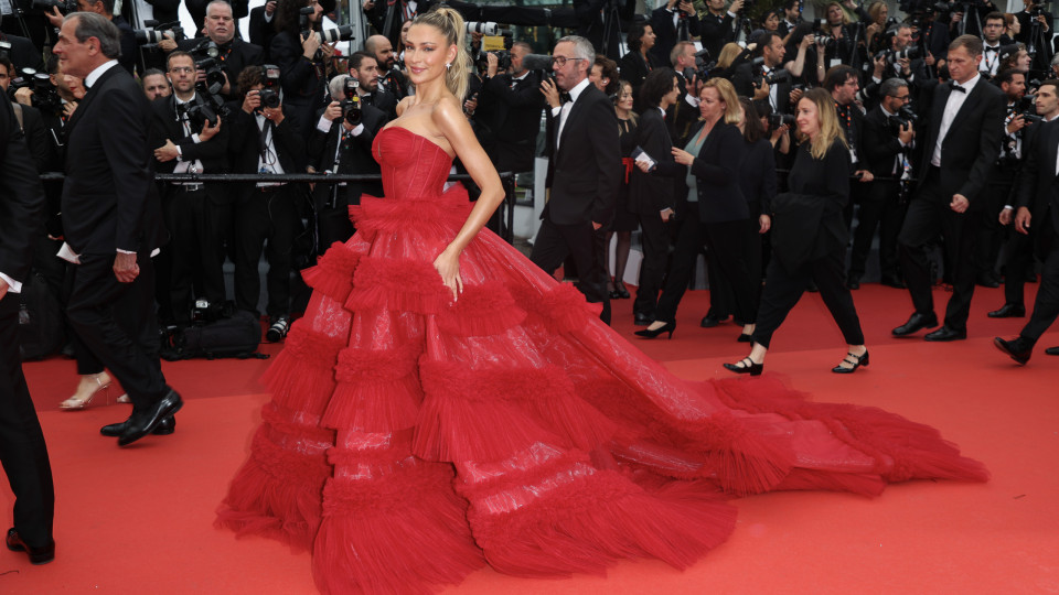 Estrela de 'Love Island' surpreende com glamouroso vestido em Cannes