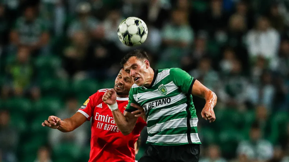 Benfica empata no final, tira Sporting da Champions e cheira o título