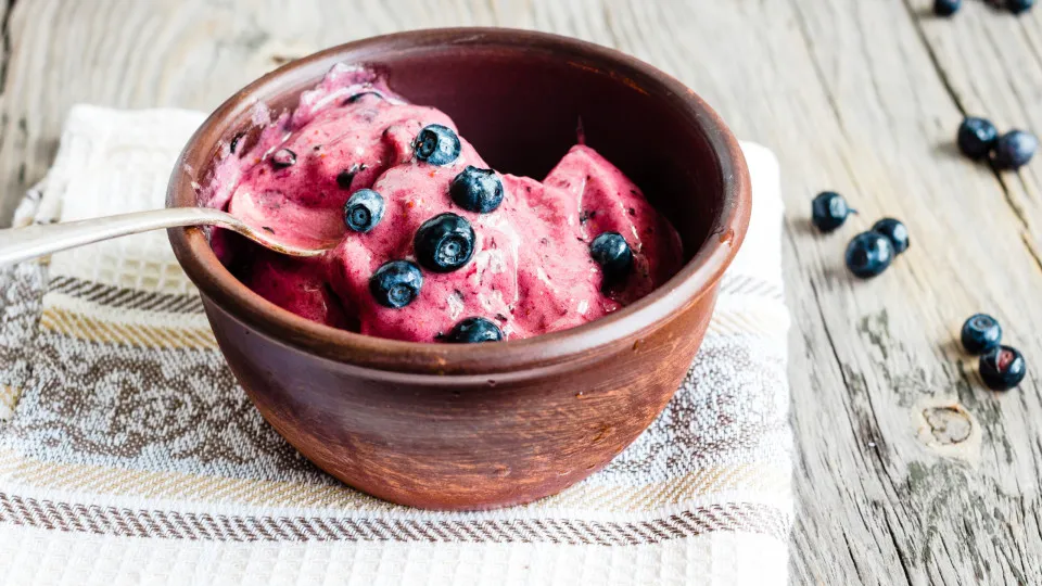 Iogurte gelado, frutos vermelhos