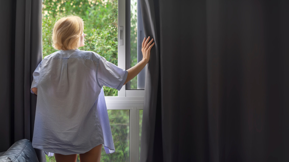 Cortinas 'blackout' no quarto, sim ou não? Eis os prós e os contras