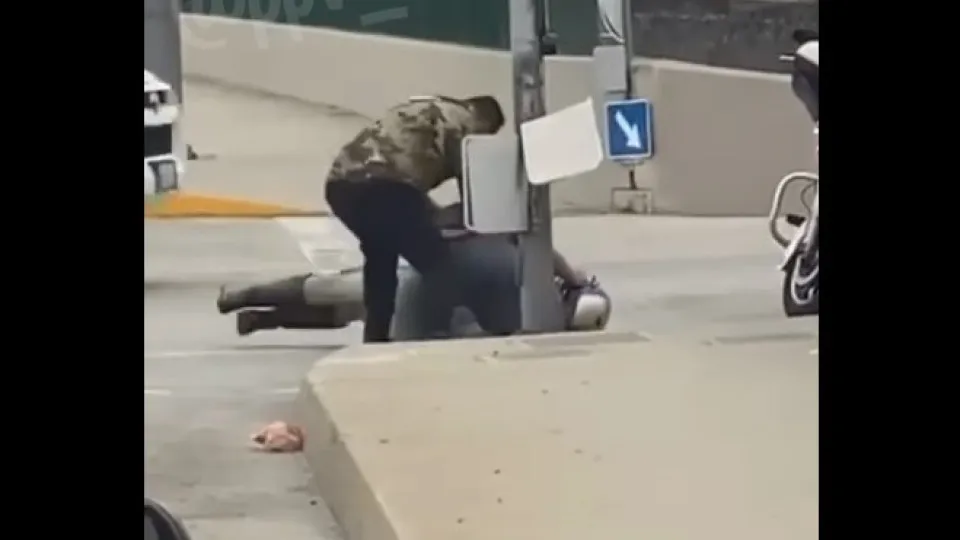 Bons samaritanos salvam polícia de trânsito de desacato na estrada