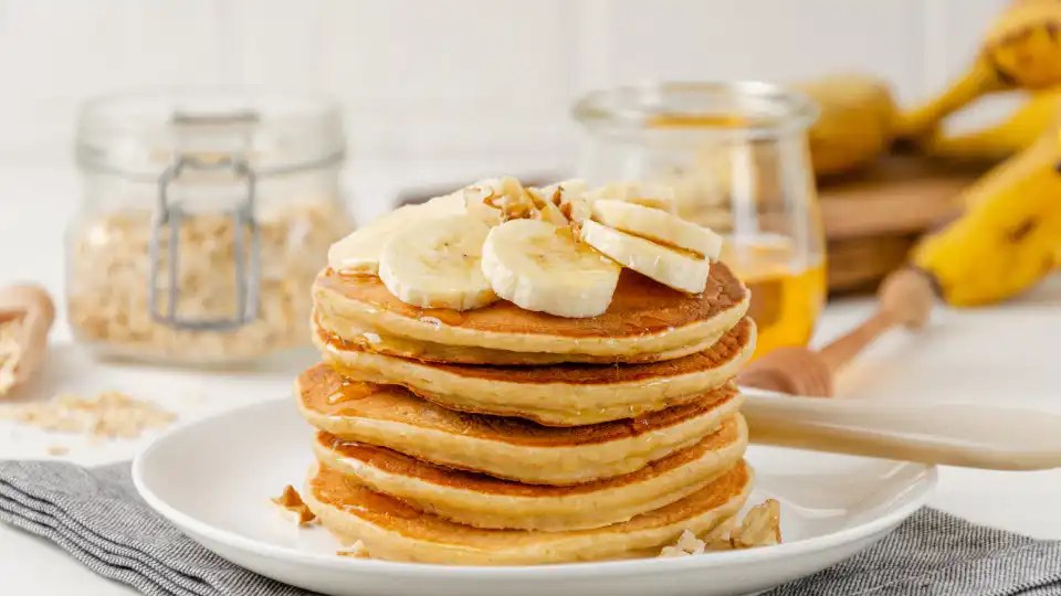 Comece o dia com umas maravilhosas panquecas de cenoura e banana