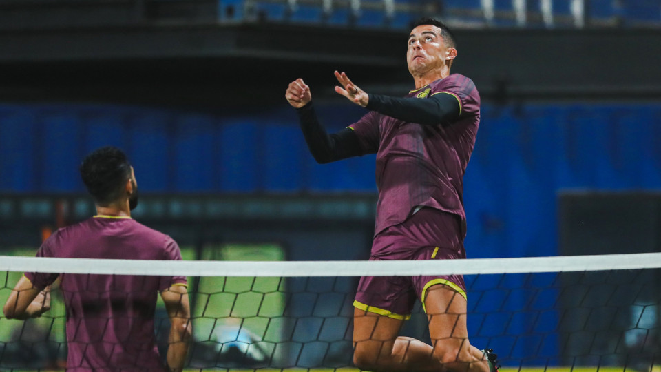 Cristiano Ronaldo jogou futevólei no treino do Al Nassr... e destacou-se