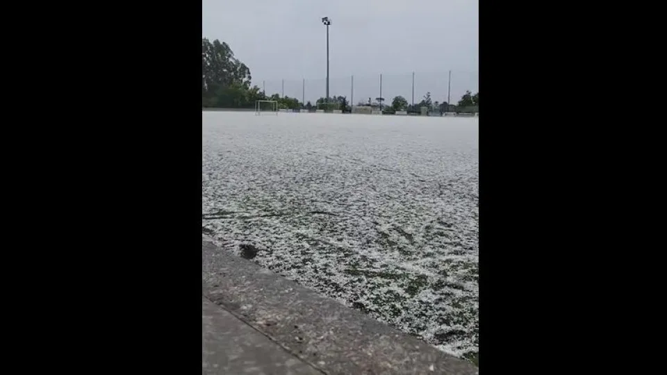 Campo de futebol 'pintado' de branco após queda de granizo em Penafiel