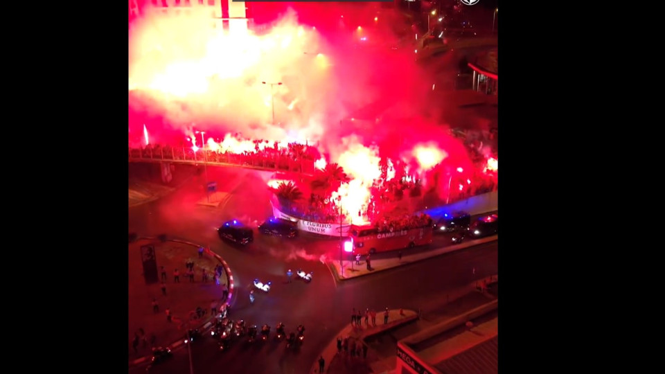 As imagens impressionantes da saída do Benfica para o Marquês