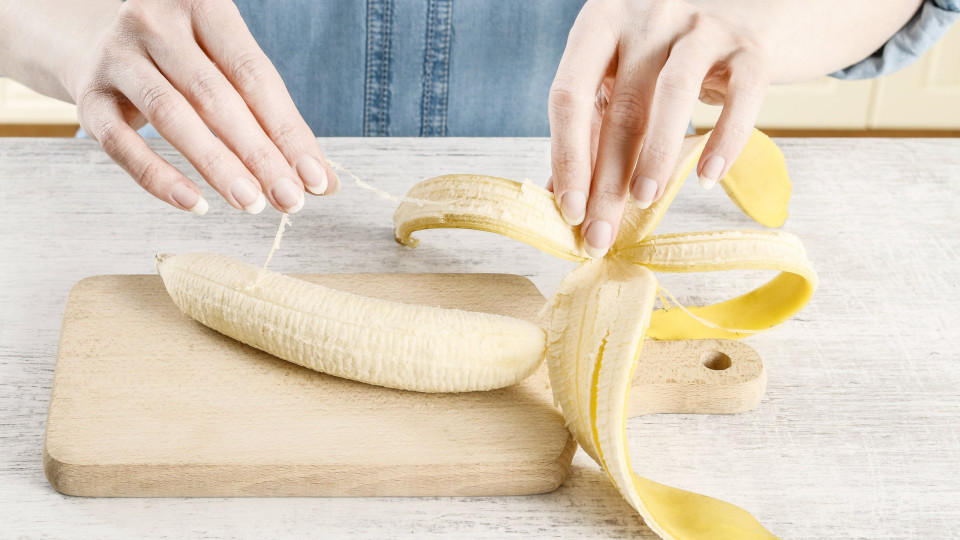 Afinal, o que são aqueles fios brancos da banana? Podemos comê-los?