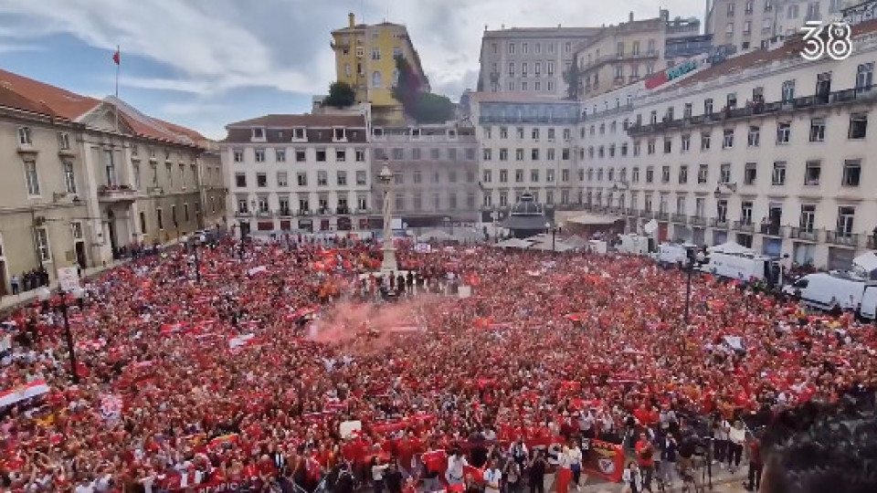 'Mar vermelho' nos Paços do Concelho para festejar o título do Benfica