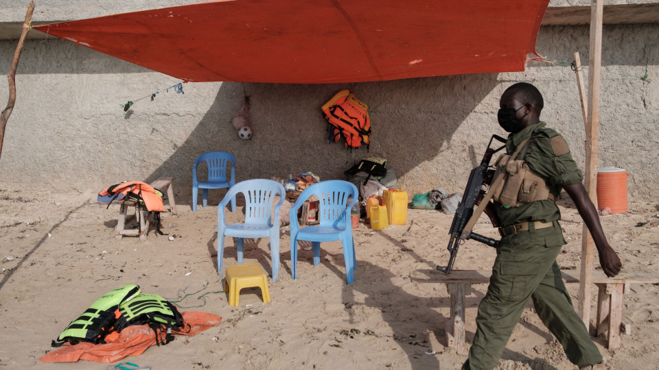 Militares da União Africana entregam mais bases ao exército da Somália