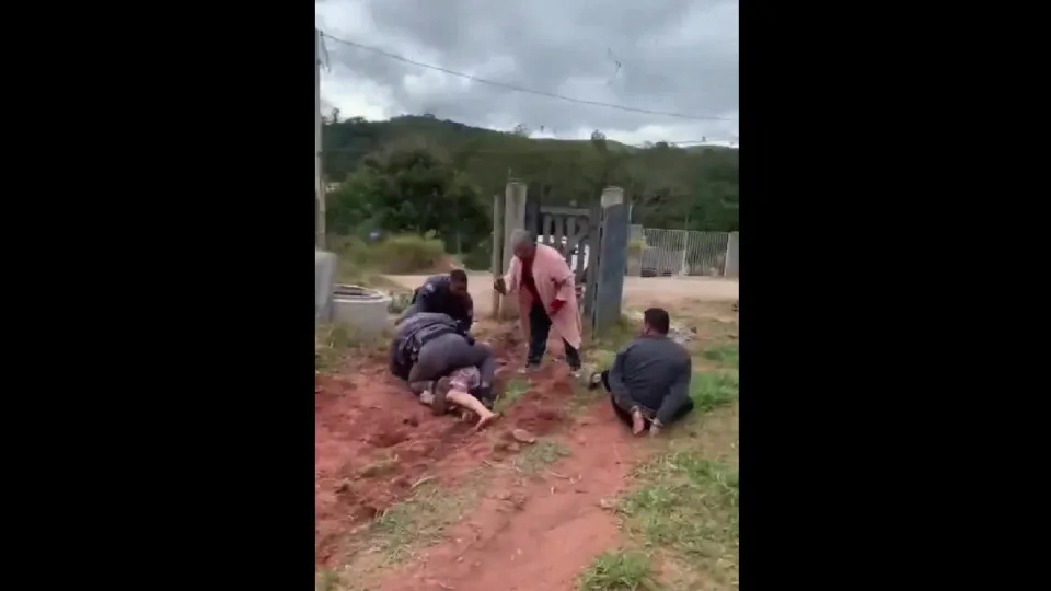 Polícia 'apanhada' a agredir idosa e homem rendido no chão em São Paulo