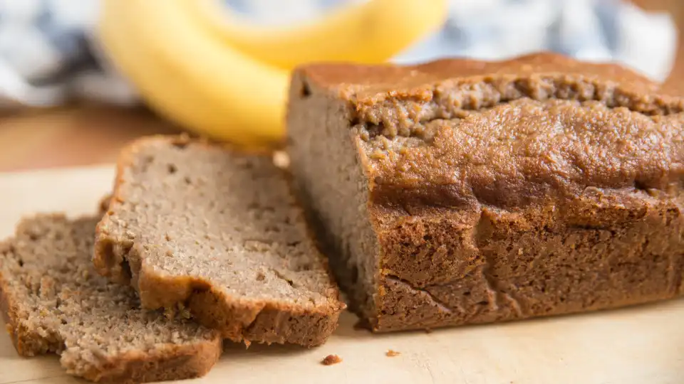 Este pão de banana saudável é uma delícia. Fica pronto em 30 minutos!