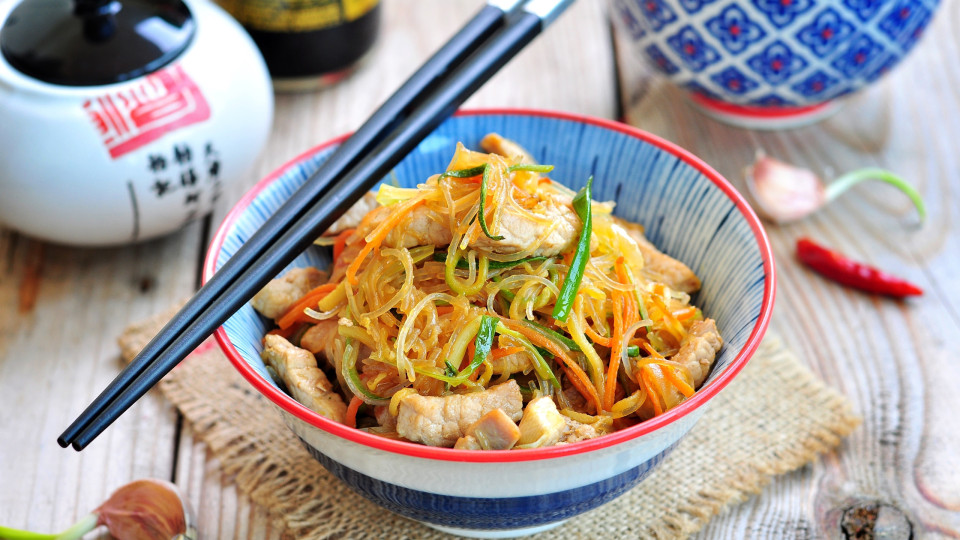 Os noodles de porco para viajar até à Ásia sem sair da sua cozinha