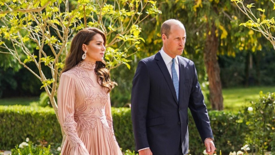 Os dois vestidos que Kate Middleton usou para casamento na Jordânia