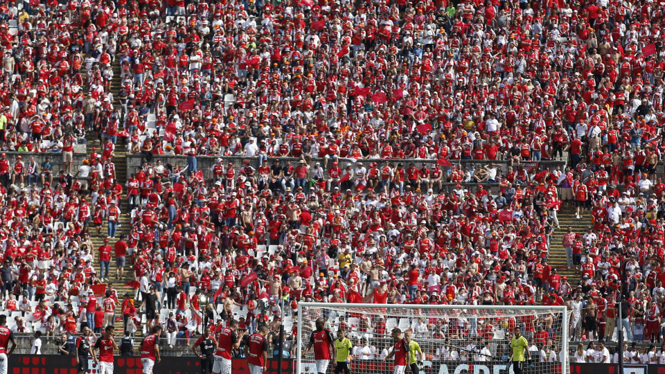 Adeptos de Sporting de Braga e FC Porto pintaram as bancadas do Jamor